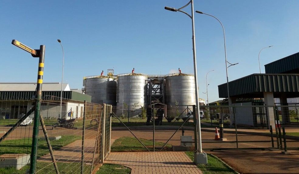 Usina de produção de etanol a partir do milho, em Lucas do Rio Verde — Foto: André Souza/G1