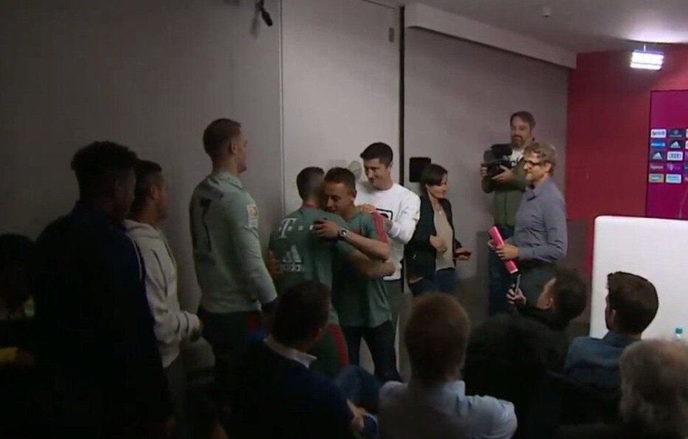 Rafinha recebe carinho de Lewandowski e Neuer &mdash; Foto: Bayern TV
