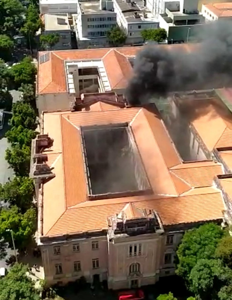 Incêndio atinge Instituto de Educação de Minas Gerais; escola é uma das tradicionais de Belo Horizonte