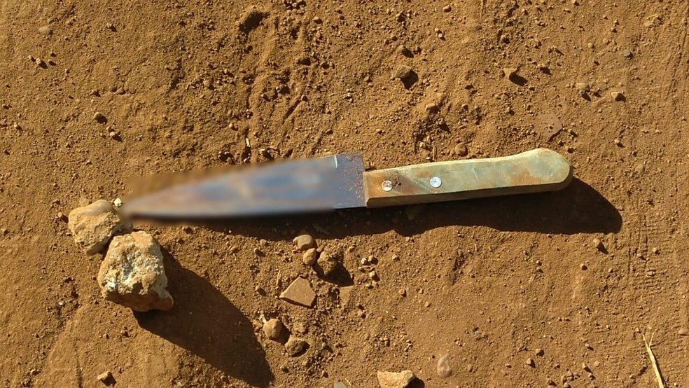 A arma do crime, encontrada prÃ³ximo ao corpo do ex-detento, em Dourados. Suspeito Ã© o enteado de 17 anos. â Foto: Aldemir Romero/TV Morena