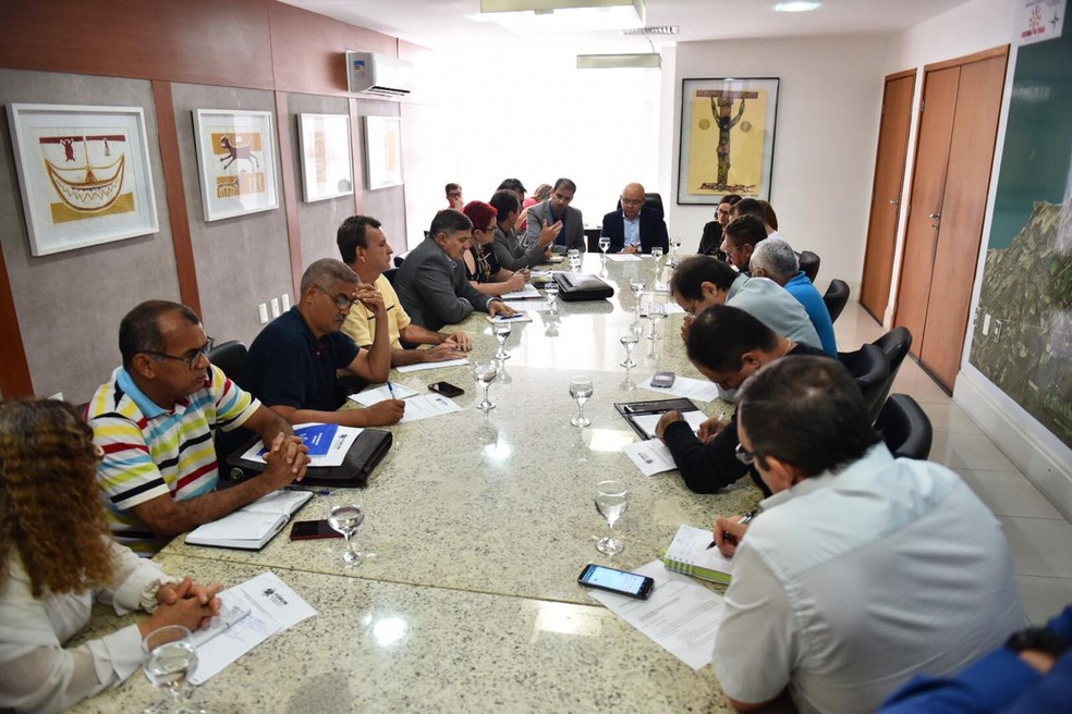 Representantes do Governo do RN e dos servidores do Estado se reuniram para tratar do pagamento dos salários de abril — Foto: Assecom