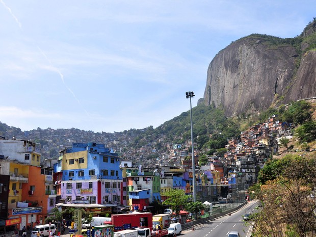 A Rocinha se destaca como sendo a maior favela do Brasil. De acordo com o último Censo, há mais de 70 mil moradores na comunidade, localizada entre os bairros da Gávea e São Conrado, dois dos bairros com o IPTU mais caro do Rio. (Foto: Rogério Santana / Governo do Estado do Rio de Janeiro)