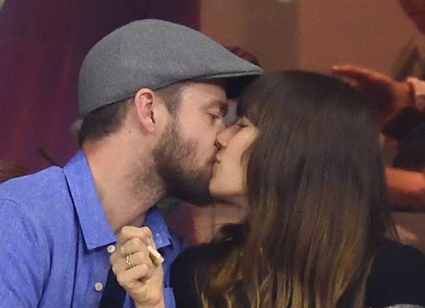 Justin Timberlake e sua esposa Jéssica Biel passeam com o filho do