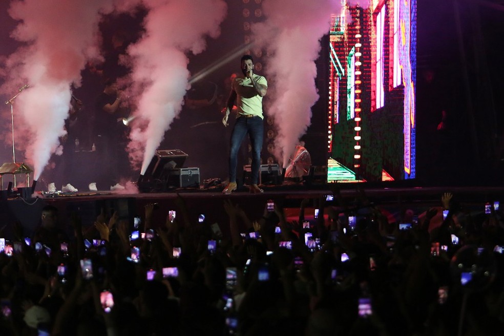 Apoio antigo. O cantor Gusttavo Lima em apresentação em Magé (RJ): sertanejo exalta Bolsonaro e obras do governo, e lançou peça de carne chamada "Mito" — Foto: Lucas Tavares / Agência O Globo