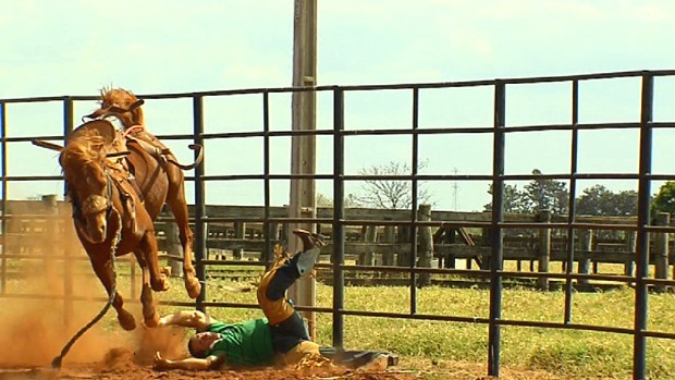 Peão cai do cavalo, tem convulsão e perna quebrada em treino; veja vídeo