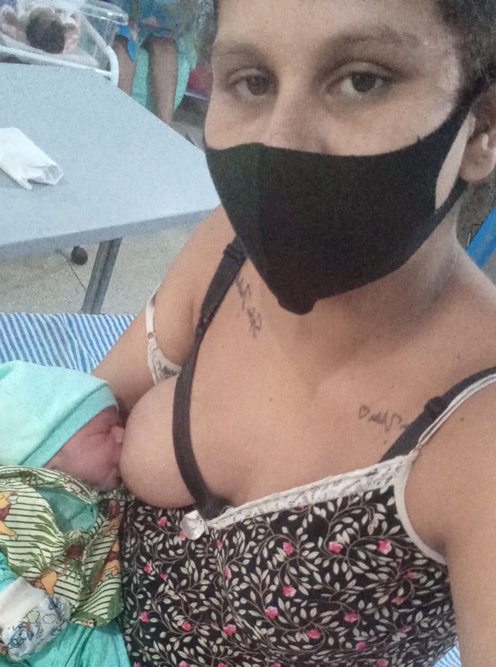 Mulher dá à em casa com a ajuda de vizinhas na zona sul de Porto Velho — Foto: Arquivo pessoal