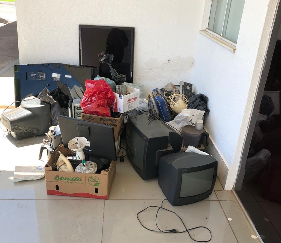 População deve procurar um ponto de coleta para descartar o material — Foto: Hcan-MT/Divulgação