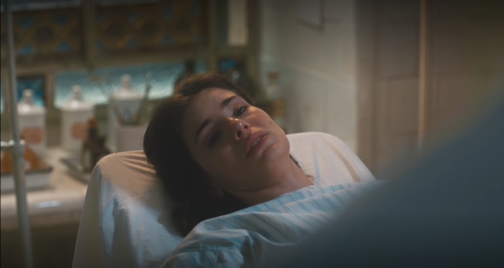 Em Amor Perfeito, Marê (Camila Queiroz) é levada ao hospital e implora para o médico não falar nada sobre gravidez — Foto: TV Globo