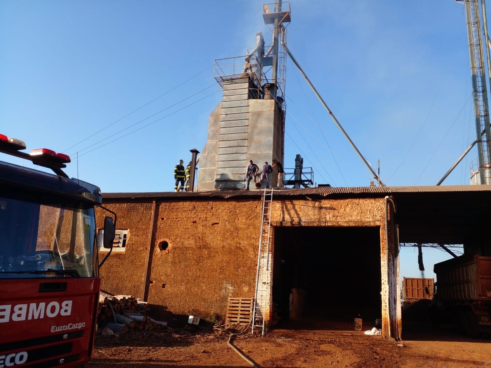 Silo de milho pega fogo na área rural de Taquarituba (SP) — Foto: Corpo de Bombeiros/Divulgação