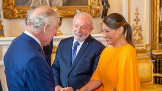 Presidente Lula e primeira-dama Janja são recebidos por Charles III em Buckingham — Foto: Reprodução/Twitter