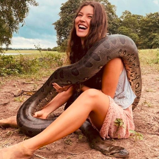 Alanis Guillen faz pose com réplica de sucuri nos bastidores de Pantanal (Foto: Reprodução/Instagram)