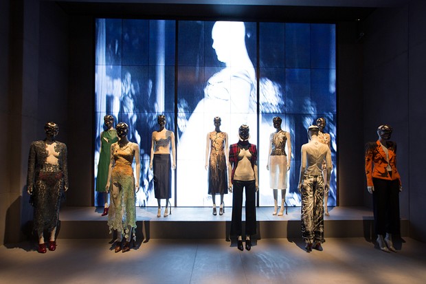 Installation view of 'London' gallery, Alexander McQueen Savage Beauty at the V&A  (Foto: Victoria and Albert Museum London )