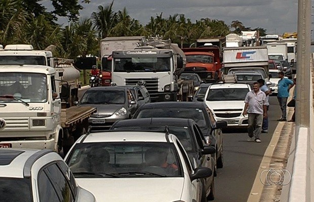 Motoristas reclamaram de bloqueios e fizeram 'buzinaço' (Foto: Reprodução/TV Anhanguera)