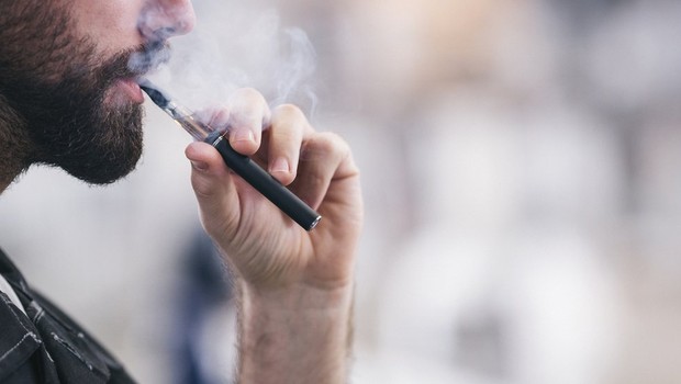 Segundo a Anvisa, não há pesquisas conclusivas sobre os supostos benefícios do cigarro eletrônico (Foto: Getty Images via BBC)