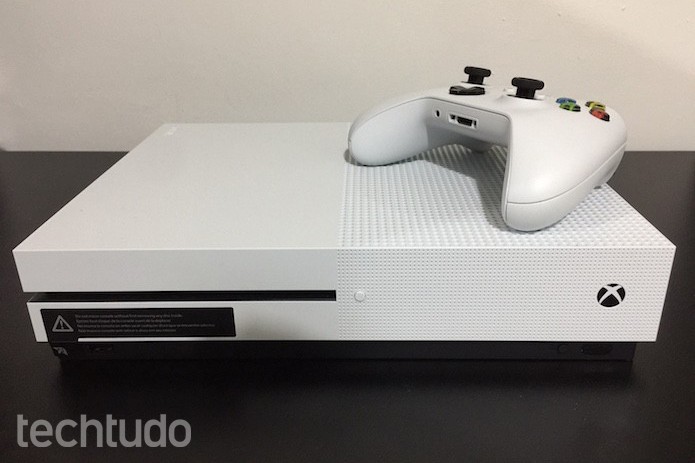 Xbox One S: o modelo branco é o padrão do console slim (Foto: Victor Teixeira/TechTudo )