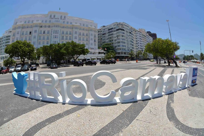 Hashtag #RioCarnaval no cal?ad?o de Copacabana, no Rio de Janeiro, para o Carnaval (Foto: Divulga??o/RioTur)