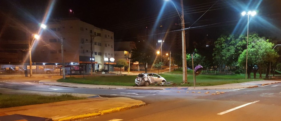 Motorista bateu carro em poste no Parque do Povo (Foto: Paulo Roberto da Silva Pereira/TV Fronteira)