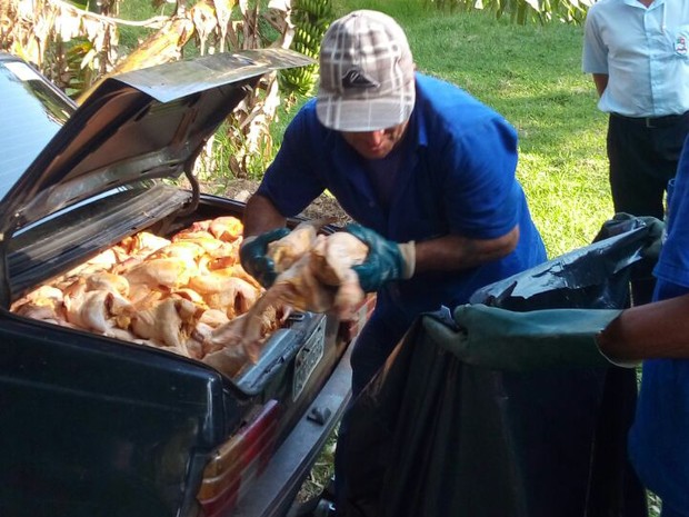 Peças de frango eram transportadas em porta-malas de carro de comerciante (Foto: Divulgação/PM)