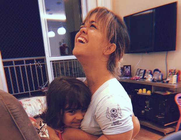 Juliana Caldas posa com Bequinha, filha de uma amiga (Foto: Reprodução/Instagram)
