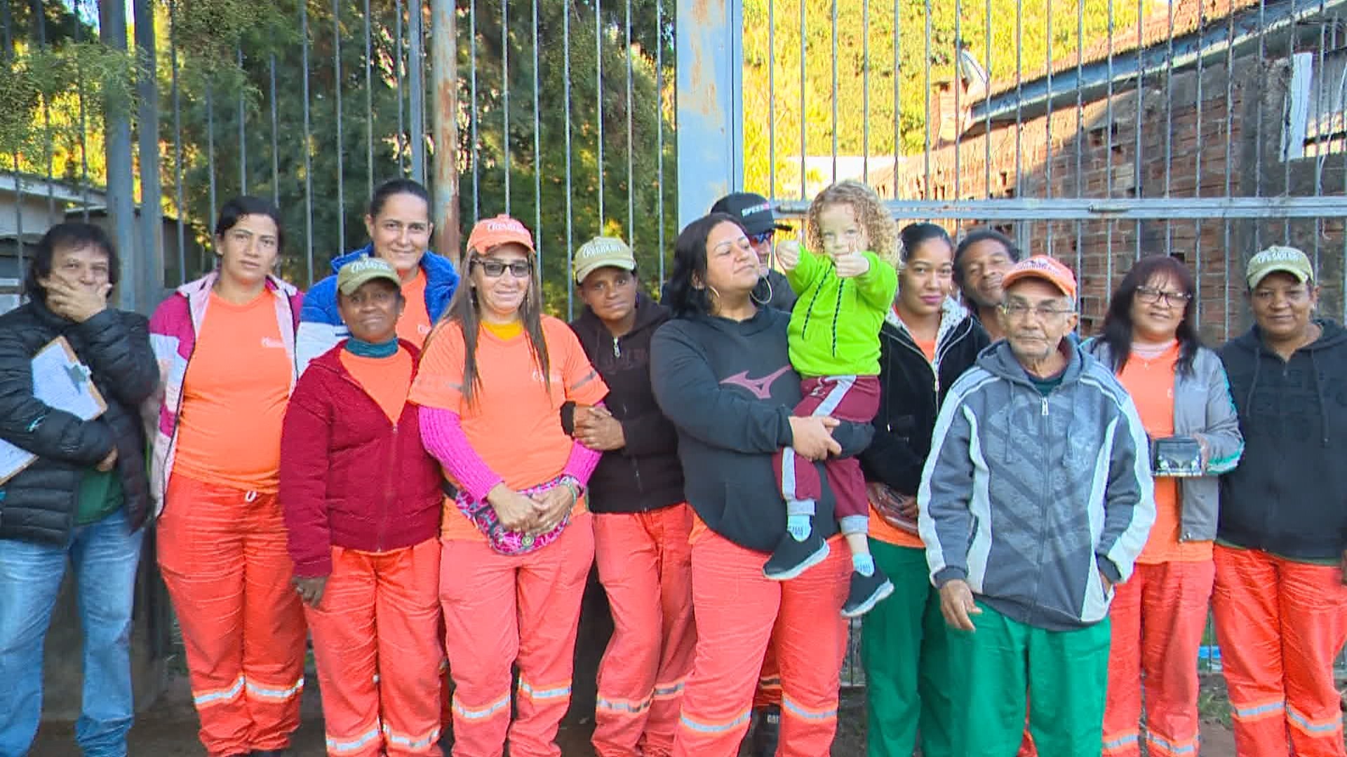 Menino que sonha ser gari ganha festa de aniversário dos profissionais da limpeza em Passo Fundo