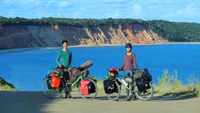 O casal que foi viajar com R$ 67 e percorreu 11 mil km de bicicleta em 6 anos thumbnail