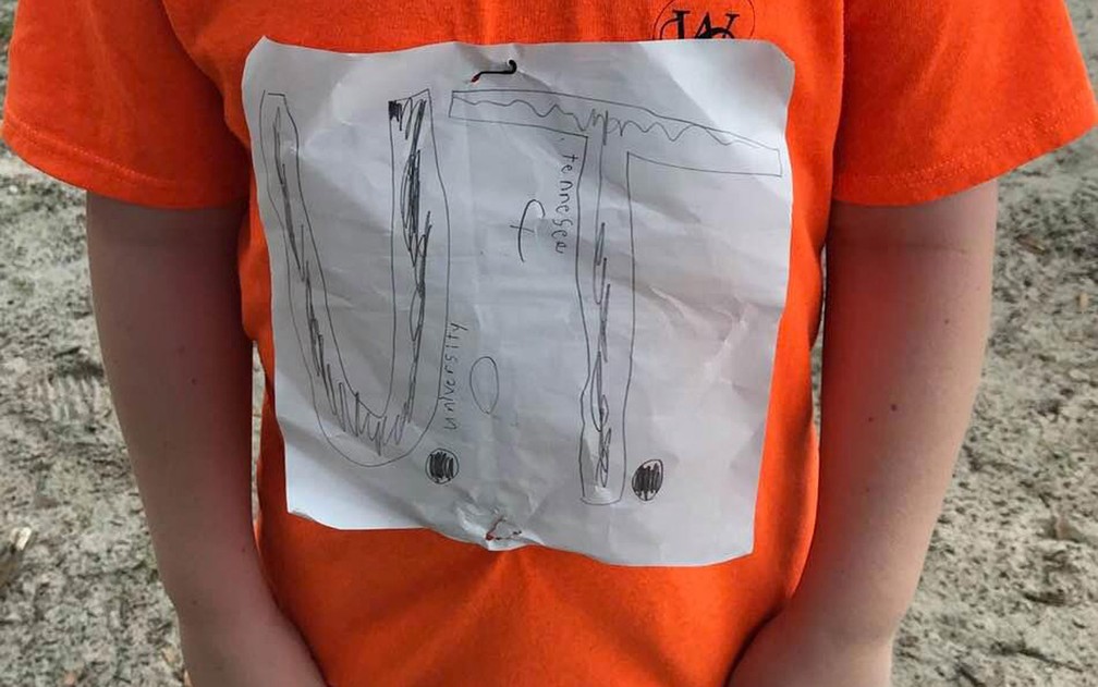 A camiseta improvisada que o aluno fez da Universidade do Tennesse, com a cor laranja, oficial da universidade â€” Foto: ReproduÃ§Ã£o/Facebook/Laura Snyder