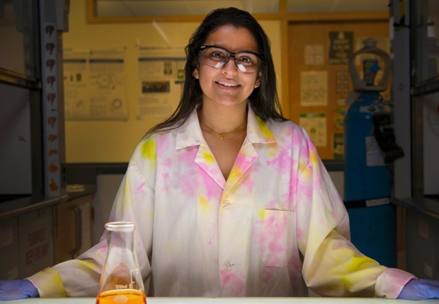 Rajshree Ghosh Biswas, estudante de doutorado no laboratório do professor Andre Simpson, onde o óleo de cozinha usado do McDonald's foi convertido em uma resina de impressão 3D de alta resolução (Foto: Don Campbell via site da Universidade de Toronto )