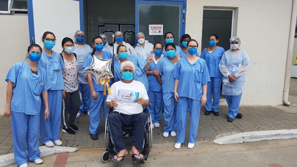 Jair Cursino ao lado da equipe médica do Hospital Municipal de São José dos Campos após receber alta — Foto: Divulgação/PMSJC