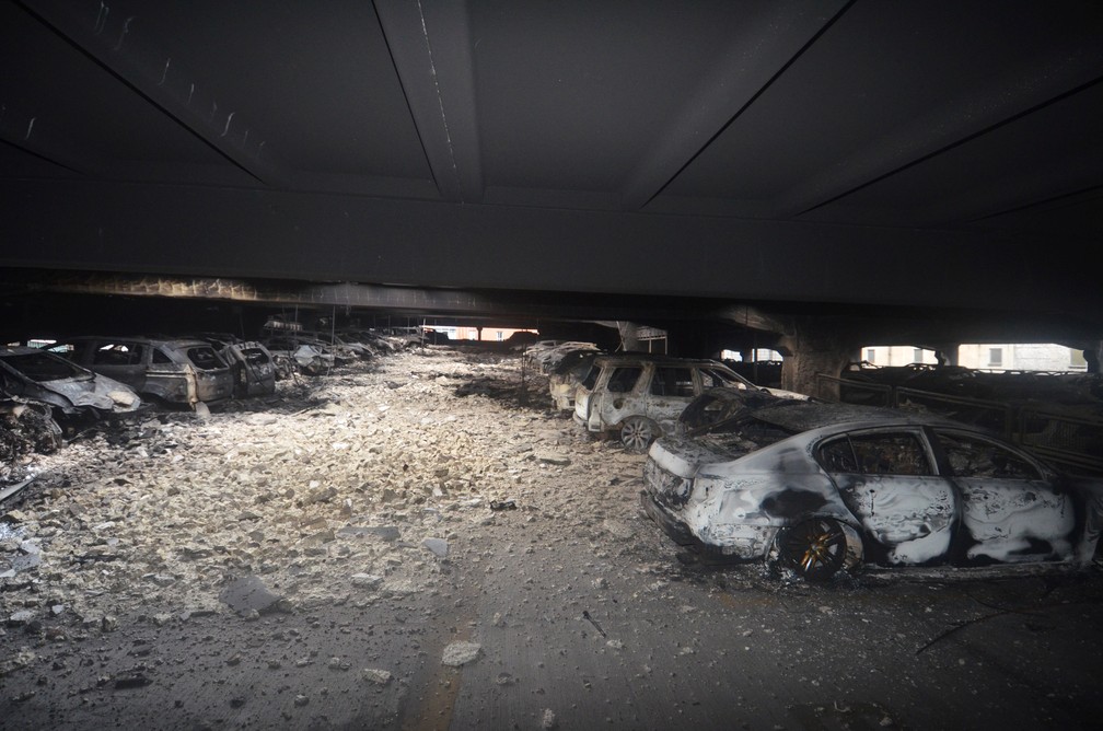 Incêndio destrói 1.400 carros em estacionamento de Liverpool (Foto: Merseyside Fire & Rescue Service/Handout via REUTERS)