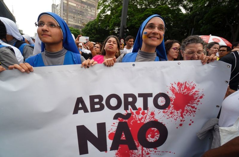 Aborto segue sendo tema polêmico nas guerras culturais em diversos países (Foto: Getty Images via BBC News)