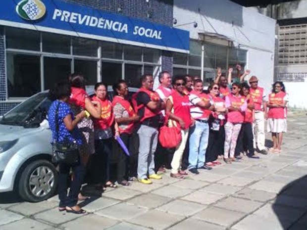 Manifestantes se reúnem em frente ao INSS do Parque Bom Menino, em São Luís (Foto: João Ricardo/G1)