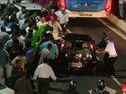 Carro preto é depredado em protesto de taxistas no Centro de SP