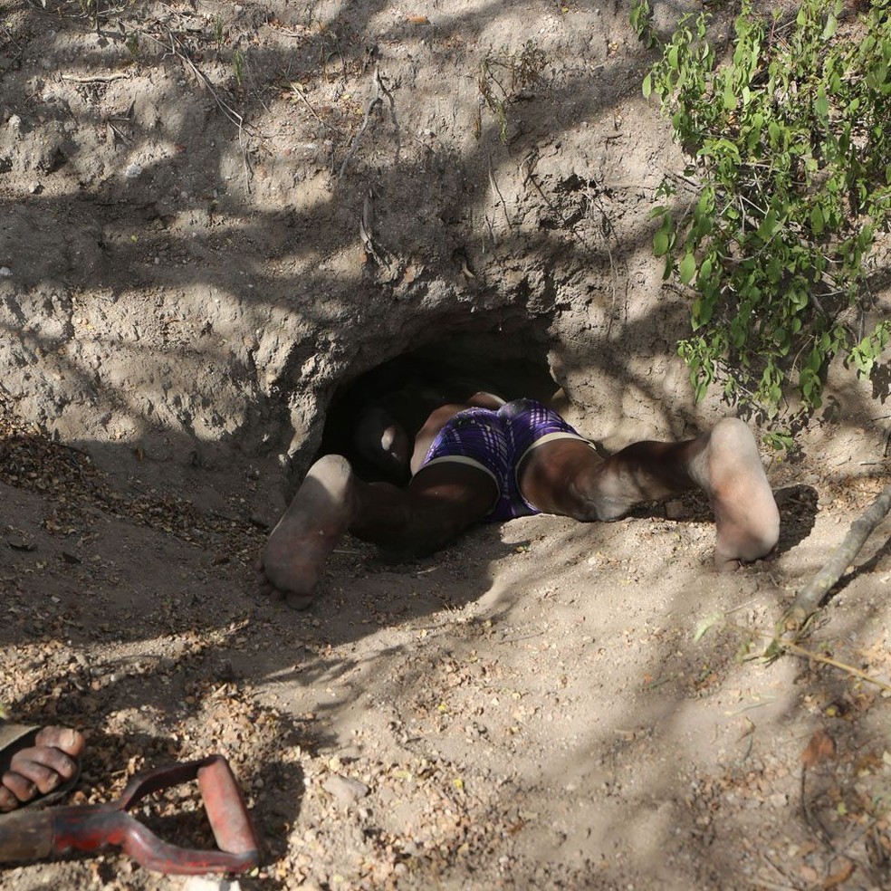 Hadzas como Zigwadzee entram dentro de buracos e tocas para caçar animais como porcos-espinhos (Foto: JEFF LEACH/DIVULGAÇÃO)
