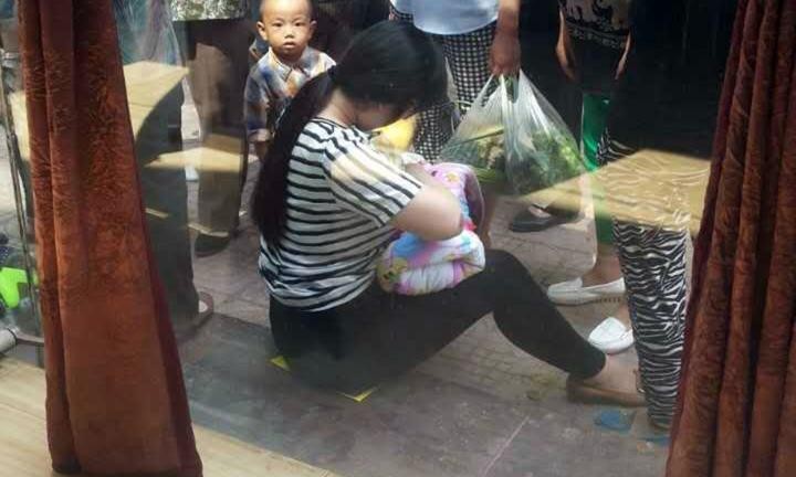 Mãe amamenta bebê em Xianyang (Foto: Reprodução/Kidspot)