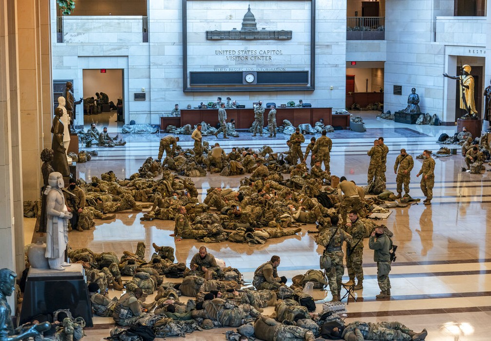 Imagem de soldados da Guarda Nacional que farão a proteção do Congresso dos EUA durante as discussões do impeachment de Donald Trump em 13 de janeiro de 2021 — Foto: J. Scott Applewhite/AP
