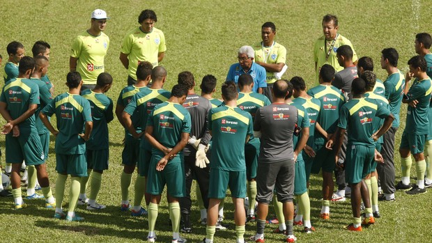 Givanildo Oliveira realizou treino tático com o elenco do Paysandu (Foto: Marcelo Seabra/O Liberal)