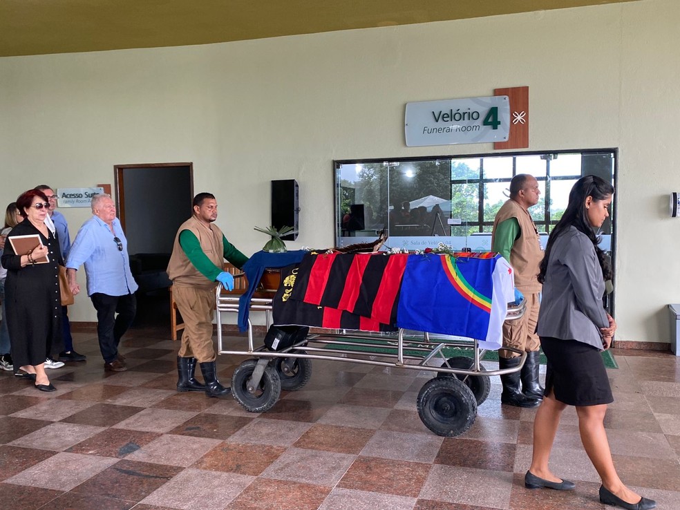 Caixão com o corpo de Bruno pereira é levado para o crematório no Grande Recife — Foto: Paulo Veras/g1