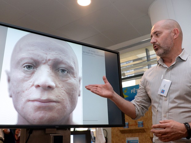 Le graphiste Philippe Froesch montre une reconstruction 3D du visage du révolutionnaire français Maximilien Roberspierre (Photo : Anne-Christine Poujoulat/AFP)