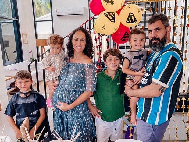 Juliano e Leticia Cazarré, grávida da caçula, e cercada pelos outros quatro filhos (Foto: Reprodução/Instagram)