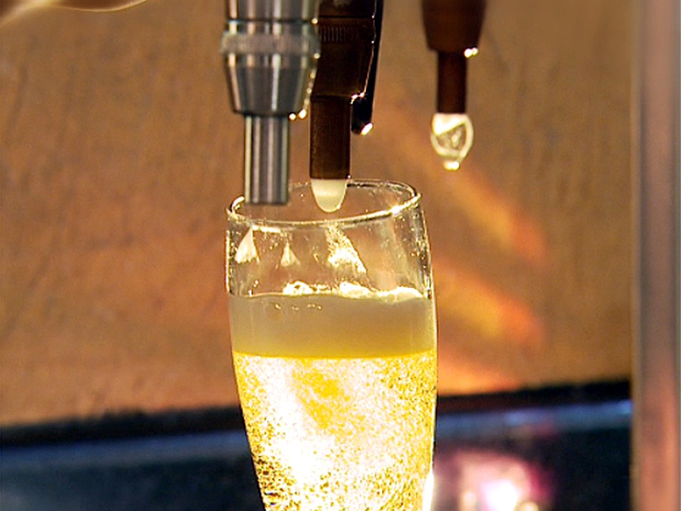 Bebida alcoólica sendo colocada no copo — Foto: TV Globo/ Reprodução