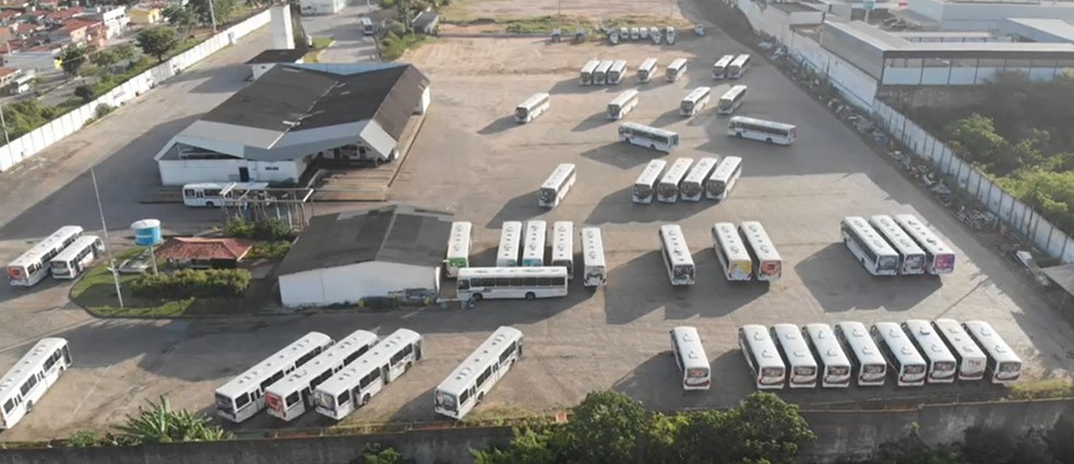 Imagens mostram ônibus nas garagens das empresas em Natal durante a pandemia: frota diminuiu — Foto: Reprodução