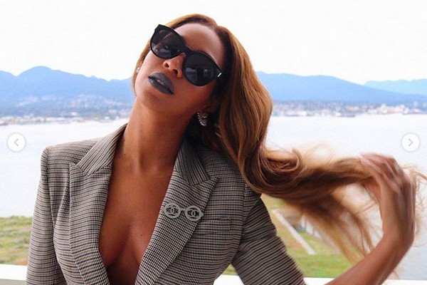 A cantora Beyoncé em foto de seu ensaio com look glamouroso (Foto: Instagram)