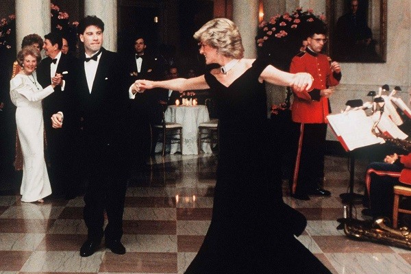 O ator John Travolta dançando com a Princesa Diana (1961-1997) em evento na Casa Branca em novembro de 1985, enquanto observados pelo então presidente Ronald Reagan (1911-2004) e a primeira-dama Nancy Reagan (1921-2016) (Foto: Getty Images)