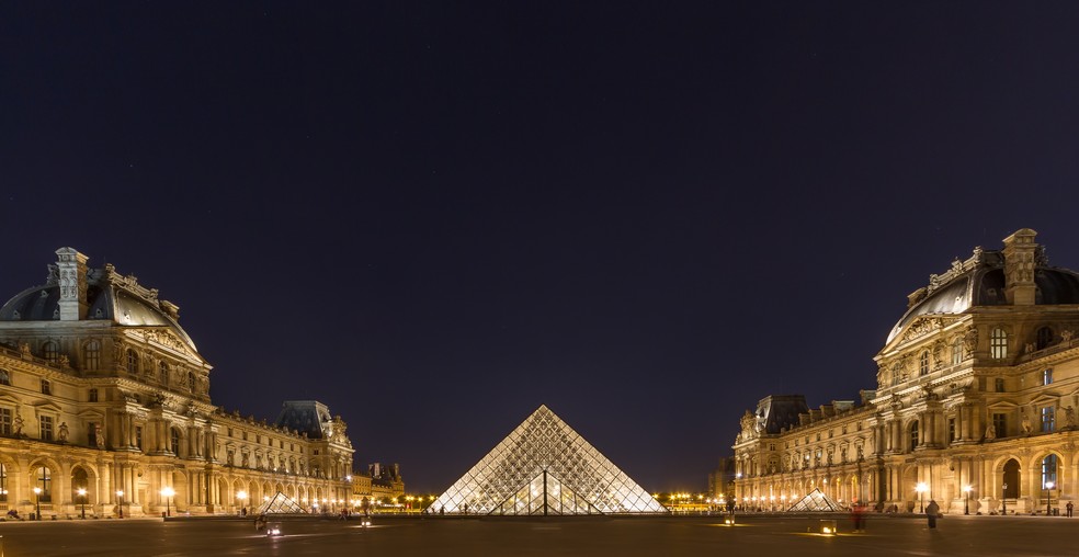 Pirâmide do museu do Louvre iluminada durante a noite em Paris, na França, em foto de 2017 — Foto: Ali Sabbagh/Arquivo Pessoal