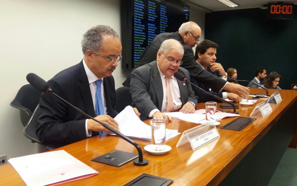 O relator da reforma política, Vicente Cândido (esq.), ao lado do presidente da comissão, deputado Lúcio Vieira Lima (PMDB-BA) (Foto: Bernardo Caram/G1)
