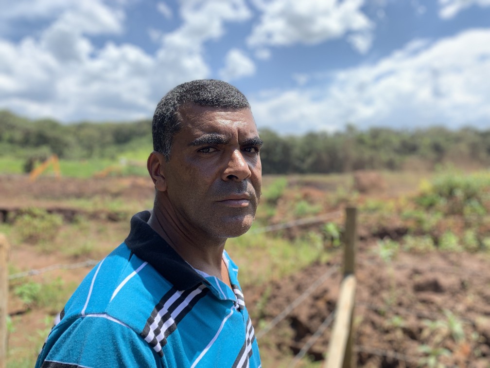 O comerciante Adilson Charlys Ramos de Souza teve seu depósito encoberto pela lama e diz que agora precisa 'contar pratinha' para pagar boleto — Foto: Raquel Freitas/G1