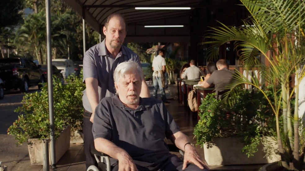 Em 'Um Lugar ao Sol', Aníbal (Reginaldo Faria) fica constrangido ao ser visto por Noca (Marieta Severo) na cadeira de rodas — Foto: TV Globo