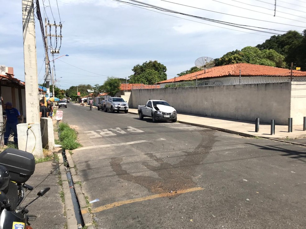 Condutor do outro veículo que colidiu na Zona Sul de Teresina não se feriu. — Foto: Lorena Linhares/G1