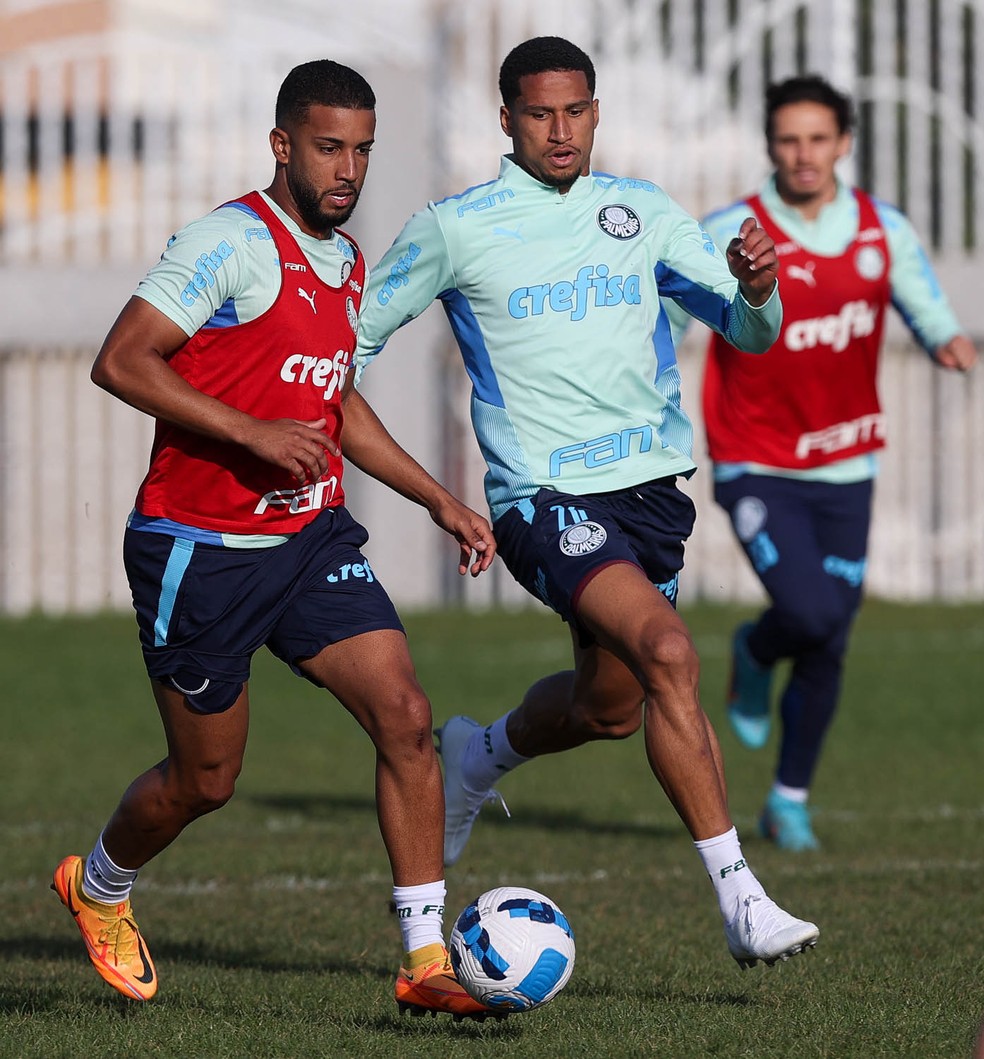 Murilo e Jorge disputam jogada no treino do Palmeiras — Foto: Cesar Greco / Ag. Palmeiras