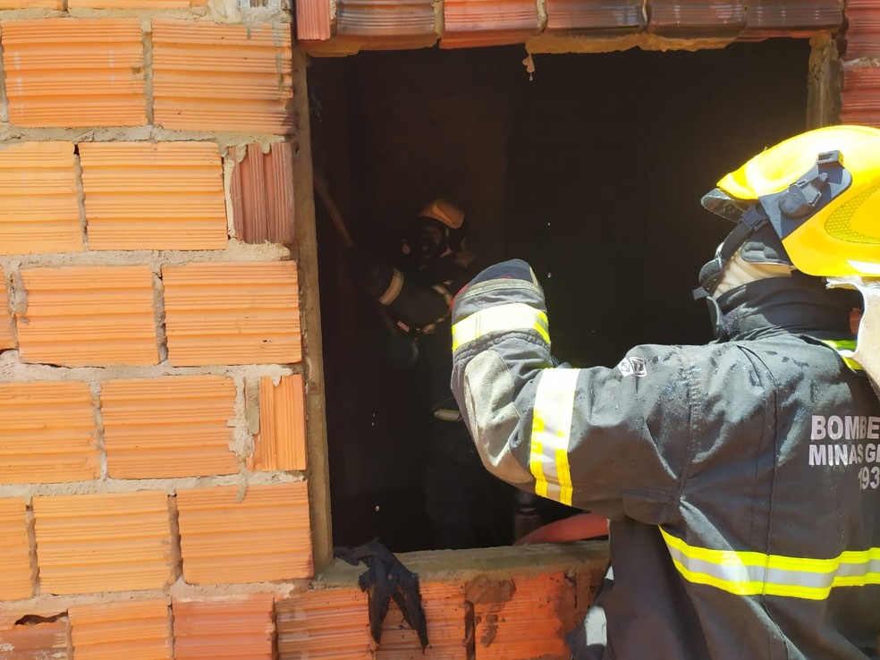 Bombeiros gastaram 600 litros de água para conter o incêndio — Foto: Corpo de Bombeiros/ Divulgação